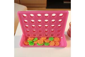 4 op een rij spel , roze mini formaat 7,5cm x 4,5cm