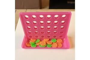 4 op een rij spel , roze mini formaat 7,5cm x 4,5cm