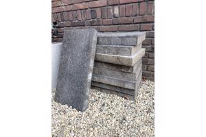 9 grijze terrastegels van 30 bij 60 cm