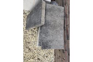 9 grijze terrastegels van 30 bij 60 cm