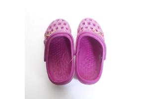 Crocs slipper schoen verticaal pink fuchsia met meisje 32