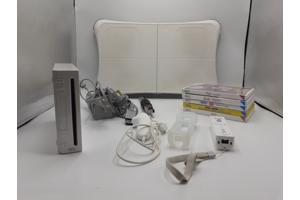 Nintendo Wii console + 1 controller + 1 nunchuk + 6 games +