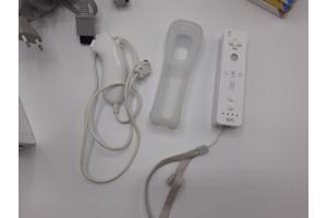 Nintendo Wii console + 1 controller + 1 nunchuk + 6 games +