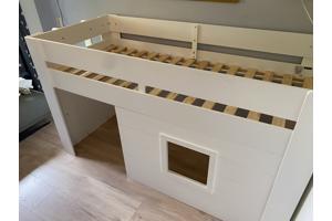 Bed met trapje en speelruimte