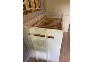 Bed met trapje en speelruimte