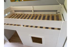 Bed met trapje en speelruimte