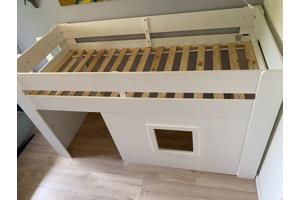 Bed met trapje en speelruimte
