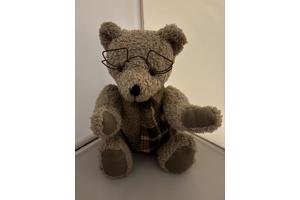Beer knuffel met metalen bril en stropdas