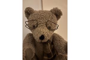 Beer knuffel met metalen bril en stropdas