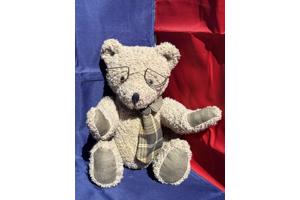 Beer knuffel met metalen bril en stropdas