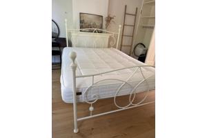 Mooie bed met matras 160X200cm