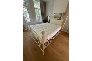 Mooie bed met matras 160X200cm