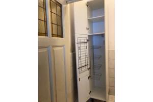 (Bij)keukenkast van wit hout, op pootjes