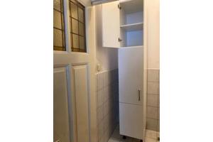 (Bij)keukenkast van wit hout, op pootjes