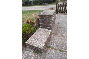 80 gratis grindtegels 60x40 in goede staat