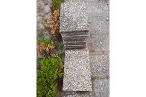 80 gratis grindtegels 60x40 in goede staat