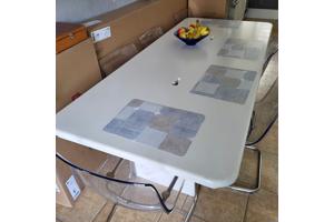 Wite grote eetttafel