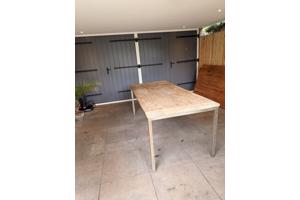 Robuuste houten tafel met metalen onderstel
