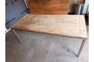 Robuuste houten tafel met metalen onderstel
