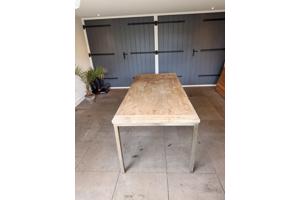 Robuuste houten tafel met metalen onderstel