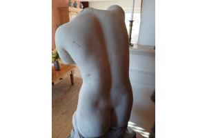 buste zonder hoofd torso vrouw borstbeeld beeld beton