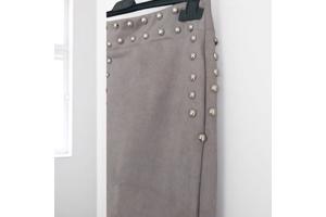 Suede zachte rok grijs met zilveren studs L