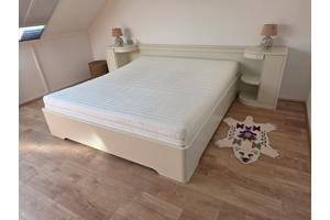 Nette tweepersoons bed