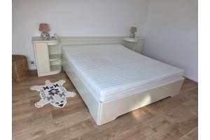 Nette tweepersoons bed