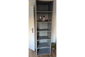 Lichtgrijze houten kast