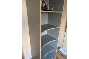 Lichtgrijze houten kast
