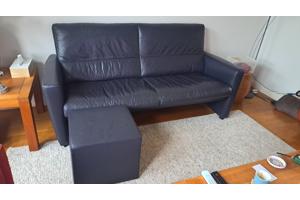 Donkerblauwe leren bank, met poef