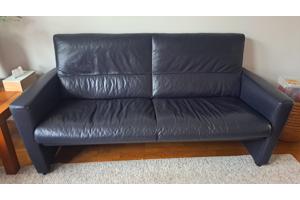 Donkerblauwe leren bank, met poef