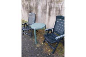 2 stoelen en tafel
