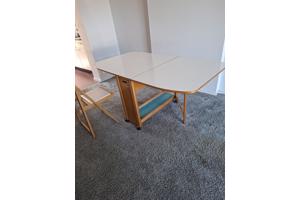 tafel uit/inklapbaar aan beide kanten 170x85 met 4 klapstoelen