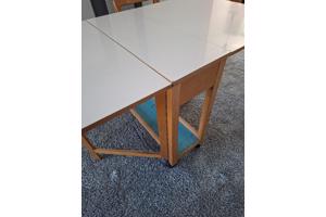 tafel uit/inklapbaar aan beide kanten 170x85 met 4 klapstoelen