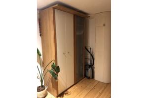 Kledingkast witte en glazen deuren (totaal 2 stuks)