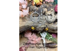 Goud-en zilverkleurige oorbellen met Tijgeroog en Rozekwarts