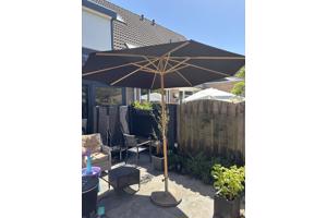 Parasol inclusief betonnenvoet