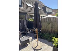 Parasol inclusief betonnenvoet
