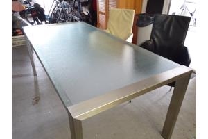 rvs eettafel. Frame rvs, het blad is van glas