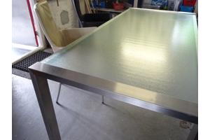 rvs eettafel. Frame rvs, het blad is van glas