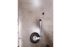 Caravan neuswiel - let op: bandje loopt leeg en splitpen moet worden vervangen.