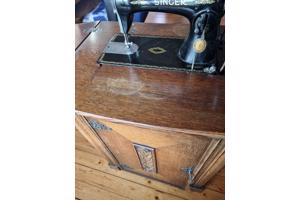 Singer naaimachine in kastje