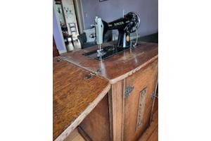 Singer naaimachine in kastje