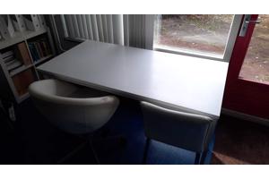 werktafels, oude schooltafels