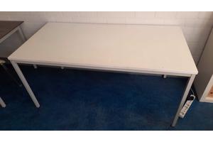 werktafels, oude schooltafels