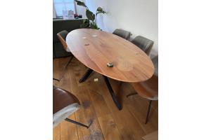 Ovale eettafel en 6 stoelen