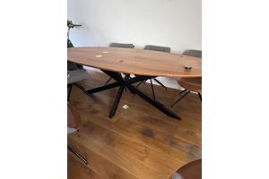 Ovale eettafel en 6 stoelen