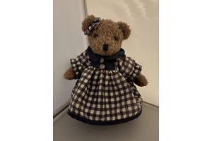 Schattig beertje met geblokt jurkje en strik 20 cm