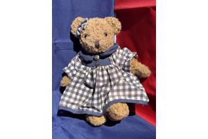 Schattig beertje met geblokt jurkje en strik 20 cm